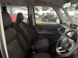 運転席の画像です。足元やシートまわりに余裕があり、リラックスした姿勢で運転が可能です。視界も良好で操作系へのアクセスもしやすく、快適で安心感のあるドライブをサポートします。