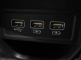 USB充電専用電源ソケットも付いています。モバイル機器などの充電専用