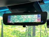 【デジタルインナーミラー】後席の大きな荷物や同乗者で後方が確認しづらい時でも安心!カメラが撮影した車両後方の映像をルームミラー内に表示。クリアな視界で状況の確認が可能です!