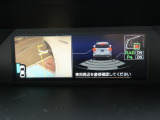 インパネ中央上部にあるマルチファンクションディスプレーでは各種車両情報をわかりやすくドライバーに伝えます。写真ではサイドビューカメラ作動時の画像を表示しています!