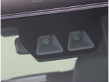 ステレオカメラとソナーセンサーが歩行者や先行車、障害物などのさまざまな情報を的確に捉え、運転者に注意を促したり、緊急ブレーキを作動。多彩な安全機能があなたのドライブをアシストするスマートアシスト付です