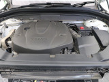 当店の認定中古車(VOLVO APPROVED CAR)はメーカー基準の車齢・走行に応じた内外装・機関の176項目もの項目に厳密な点検を実施。すべての基準を満たした自信を持ってお届けする中古車です。