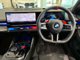 コックピットは、BMWらしくセンター・コンソールがドライバーに向けて傾けられた設計になっています。