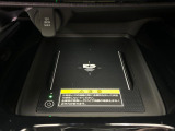 【ワイヤレス充電】車のワイヤレス充電は、スマートフォンを充電パッドに置くだけで簡単に充電できる便利な機能です。ケーブルが不要なので車内がすっきりし、運転中でも安全に使えます。