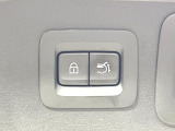 【パワーバックドア】スマートキーや運転席のボタンを押すだけでリアゲートが自動で開閉します!荷物を持っている時や、高い位置にあるバックドアを閉める際に便利な機能です♪