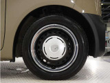 ◆純正ホイール装着車◆シンプルなデザインのホイールキャップ付きです。