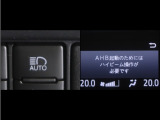 オートマチックハイビームとは、先行車や対向車のライトを認識し、ハイビームとロービームを自動で切り替える機能です。夜道の視界を確保します。詳細は販売店スタッフまでお尋ね下さい。