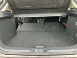 後席を全て倒して、荷物専用のスペースにした状態です。これなら長いものも積めますし、ご旅行や趣味に活用できますね。