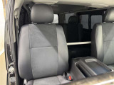 高いホールド性で運転姿勢が安定します。長距離ドライブでも疲れにくいのが魅力です。