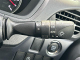 【オートライト(AUTO)】外の明るさをシステムが感知して、自動でヘッドライトが点灯します。ヘッドライトをつけ忘れを防ぐ便利機能です。