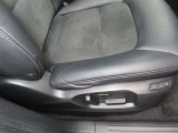 運転席は、細やかな調整が可能なパワーシートになっています。2ポジションメモリーが可能ですので、運転手交代に備えて2名分のポジション登録がお奨めです。