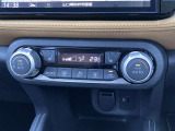 設定した温度をしっかりキープしてくれるオートエアコンで車内はいつでも快適です。