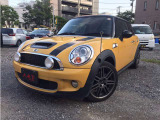MINIクーパーSの左斜前からの外観です。個性的なデザインと車両状態をご確認ください。写真8/51。