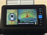 真上から見下ろしたような視点で車とその周囲を確認出来る画面と、車両後方を映し出すバックモニター画面の2つを表示してくれます。