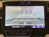 バックでの車庫入れも安心です!リアカメラが付いているバックモニター付のナビを装備しております。操作線もついており距離感も画面から確認できます。
