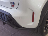 コーナーセンサーを車両の前後に装備。障害物までの距離に応じて警告音を変えてお知らせ。縦列駐車時や駐車場・車庫などでの取り回しをサポートします。詳細は販売店スタッフまでお尋ねください。