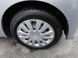 スチールホイールカバー付き。タイヤ装着サイズは「155/65R14」です。