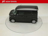 助手席側スライドドアは、電動式です。運転席側スライドドアは、半ドア防止のイージークローザー付きの手動式となります。