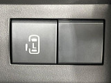 【パワースライドドア】スマートキーや運転席のスイッチでスライドドアの開閉が可能♪電動だから力を入れてドアを開ける必要が無く、小さいお子様でも、重い荷物を持っている時もラクに開け閉めできます♪