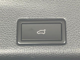 ●電動リアゲート:ワンタッチでリアゲートの開閉ができ、荷物などで両手が塞がっている状態でも簡単に開閉ができる便利機能です。