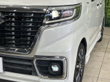【LEDヘッドライト】悪天候や夜間走行時も良好な視界を確保し安心して運転できる高輝度LEDヘッドライトを装備!点灯速度が早く、消費電力も抑えられています。