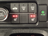 運転席と助手席にはシートヒーターが付いています☆寒い時期に腰周りを温めてくれるので体全体が温まりやすいのは勿論、暖房と違い顔に風が当たらないので、乾燥肌やドライアイの方でも大丈夫☆