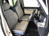 運転席の座面高さを調整できるシートリフターが付いています。フロントシートはベンチシートを採用で、座面も広く使い勝手もいいですよ♪