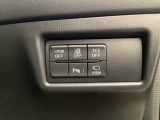 各種機能の切替スイッチは運転席パネル下に集約されています。任意で切り替え可能なため状況に合わせてお使いください。