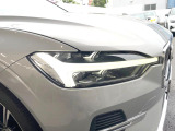 【LEDヘッドライト】ハイビームを先行車や対向車にあてず、その両サイドではハイビーム照射を維持。見える範囲が段違いに広くなりました。北欧神話に登場するトールハンマーをモチーフにデザイン。