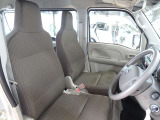 インストシフトノブの採用で、前席の足元は広いスペースを確保しています。運転席、助手席間を自由に移動できます!シフトノブの位置がステアリングに近いので、運転もしやすいです☆