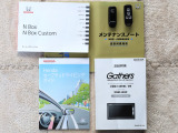 スマートキーは2個あります。ドアの開錠・施錠はもちろんですが、鍵を取り出さなくてもエンジンを始動出来ます。両手に荷物をお持ちの時でも、大変便利です。また保証書・取扱説明書もございます。