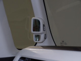 停車時や発進時、対向車とのすれ違いや路肩に寄せるときなど、車両左側前方を確認するときに役立ちます。