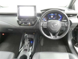 運転席からの視界はこんな感じです☆お気軽にご来店いただき、実際に座って是非お確かめください。ドライバーに寄り添う快適な操作フィールをもたらすステアリングです。