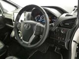 ドライバーを包み込むようなデザイン。運転していて安心感、高級感を感じられるコックピットです。