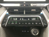 デュアルエアコンとは、運転席と助手席で、個別に温度設定ができる機能です。気温の感じ方は、人それぞれ違うもの。乗る人に優しい機能ですね。