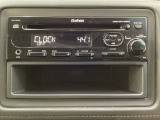純正CDチューナーにはAUX入力端子がついてますので外部入力から音楽などを楽しめます。その下には1DIN分の小物入れがついています。CDケースなどを入れるのに便利です。