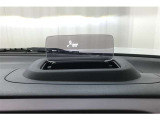 カラーヘッドアップディスプレイ付き。少ない視線移動で情報を確認できるので、運転の疲労軽減に繋がりますよ♪