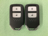 スマートキーを装備しています。鍵を差し込むことなくドアロックの開け閉めと、スタートボタン操作でのエンジンスタートができます。スペアキーも同じものを用意しております。