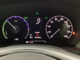 ハイブリット車専用のメーターです。右側の大型スピードメーターに加え、ステアリングスイッチを使って左のマルチインフォメーション・ディスプレイで燃費や動力伝達などの情報が見れるようになっています。