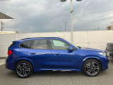 【BMWの伝統-3】BMWのお車は、&ldquo;駆け抜ける歓び&rdquo;を体現しております。走行の安定性とコーナリングの良さを追求し、思い通りにハンドルの操作可能です。