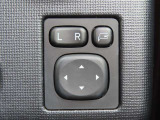 日本の駐車場は幅が広くないところが多くて、乗り降りが大変だったりしますよね。電動ミラーがあれば、室内でミラーをたためるので、駐車するときも便利ですね。
