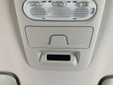 天井部にカードなどを挟めるホルダーが付いています。