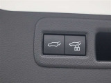 ハンズフリーパワーバックド(挟み込み防止機能・停止位置メモリー機能付)が装備されています。スマートキーを携帯していれば、リヤバンパーの下に足を出し入れするだけで自動開閉します。
