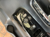 狭い駐車場で便利な電動格納ドアミラーが付いています。