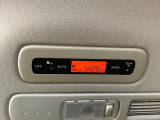 【リアオートエアコン】広い後部座席には必須の機能!風量や温度を自動で調整し前席と同様な車内環境にしてくれるリアオートエアコンを装備。夏の暑さも冬の寒さもストレスなく快適にお過ごしいただけます♪