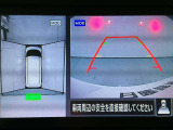 【アラウンドビューモニター】まるでクルマを真上から見ているようなアラウンドビューモニターで運転をサポート。運転席から見えにくい車の四隅や後方もモニターでしっかり見えます。