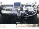 操作性に優れた運転席となります!小物入れや各ボタンの配置にこだわり、使いやすいです!座り心地もよく視認性も良好なのでロングドライブもお任せ下さい!