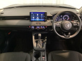 車内は光触媒抗菌消臭施工済です。スタイリッシュなデザインでスポーティなインパネ周りを演出します。グローブボックスやカップホルダーのほかにトレーなどたくさんの収納スペースが付いています。