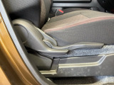 シートハイトアジャスターが付いているので運転姿勢を調整するのに便利ですね。身長に合ったシートポジションは安全運転や疲労軽減にもつながります。