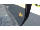 {ブラインドスポットモニター}隣の車線を走る車両をレーダーで検知し、ドアミラーに搭載されたLEDインジケーターが点灯し注意を喚起してくれます。